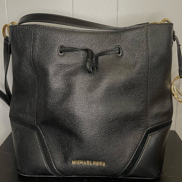 Michael Kors Nicole Large Black Pebbled Leather Bucket Bag.. EUC! - Picture 2 of 7
